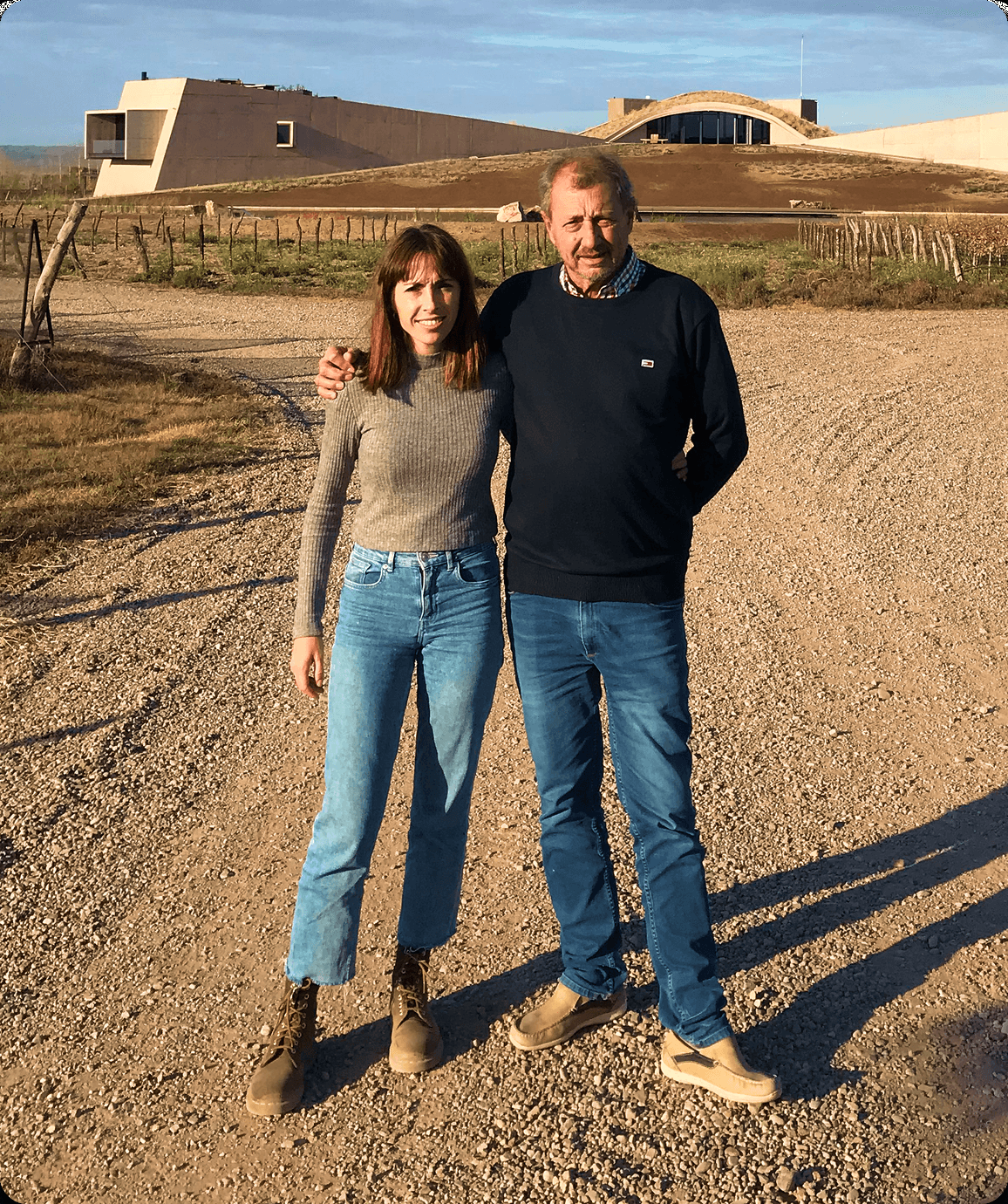Mario junto a su familia en el viñedo